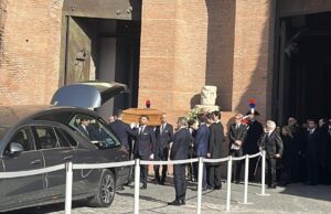 L’ultimo saluto a Valentino, “Grazie per avere creato bellezza”