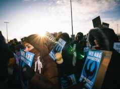 In migliaia a Minneapolis contro Ice, appare a sorpresa Bruce Springsteen