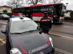 Reggio Emilia, adescava le vittime alla fermata del bus: dopo il corteggiamento, la violenza