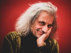 La “crealtà” di Alessandro Bergonzoni al Comunale di Carpi in “Arrivano i Dunque”