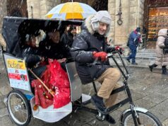 Neve e freddo non fermano l’irriducibile Befana de “Gli Amici di Luca”