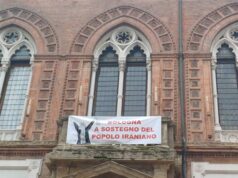Iran, lo striscione a sostegno del popolo iraniano sulla facciata di Palazzo d’Accursio