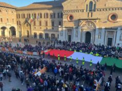 Festa del Tricolore, piazza gremita per il passaggio della Fiaccola Olimpica a Reggio Emilia
