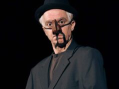 Inaugura domenica a Drama Teatro con Trash Test di Andrea Cosentino la XIII edizione de ‘La corsa di fuochi’ 2026