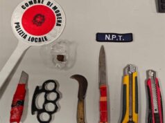 Fermato a Modena dalla Polizia locale con armi da taglio e tirapugni nell’auto