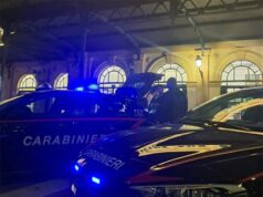 Danneggia un’auto e tenta di aggredire i Carabinieri: giovane denunciato a Modena