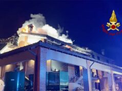 Nella notte a Parma a fuoco il tetto in legno di un’abitazione