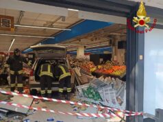 Carpi: perde il controllo della vettura e sfonda la vetrata di un supermercato. Nessun ferito grave