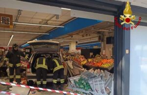Carpi: perde il controllo della vettura e sfonda la vetrata di un supermercato. Nessun ferito grave