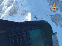 L’elicottero dei Vigili del Fuoco recupera un alpinista al Corno alle Scale