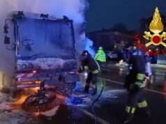 Spazzatrice stradale in fiamme sulla Circonvallazione a Marano sul Panaro