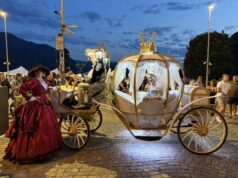 Carnevale in centro storico a Reggio Emilia, martedì grasso con la parata di Cenerentola