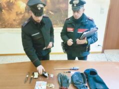 Imola: sorprende i ladri al rientro a casa e ne blocca uno, poi arrestato dai carabinieri