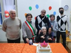 L’assessora Carla Ferrari consegna la Bonissima a Maria per i 100 anni