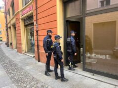 Controlli della Polizia locale in via Carteria a Modena: verifiche su un magazzino usato come abitazione