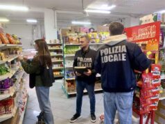 Tutela del consumatore, controlli a tappeto al Navile da parte della Polizia Locale negli esercizi di vicinato