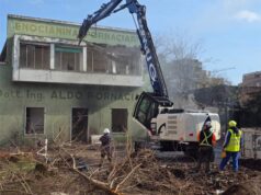 Verso la nuova sede della Polizia locale reggiana. Iniziata la demolizione dei vecchi edifici dell’ex Enocianina