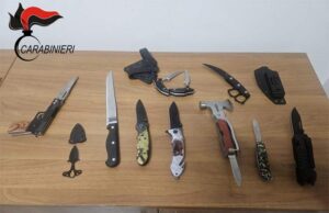 Finale Emilia, durante un normale controllo gli trovano in auto nove coltelli