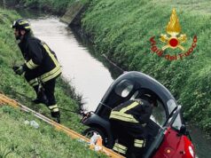 Finisce con lo scooter elettrico nel canale adiacente la strada, ferito il conducente