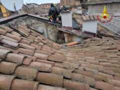 Reggio Emilia: incendio di una porzione di tetto in legno in centro storico