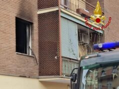 Violento incendio in un appartamento di via Riva del Garda a Modena