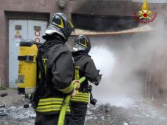 Incendio di un garage in via Paradisi a Reggio