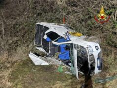 Auto esce di strada a Muraglione di Baiso: due feriti gravi