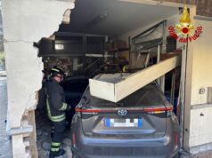 Modena: scontro fra auto in via Morane, una sfonda l’ingresso di un negozio