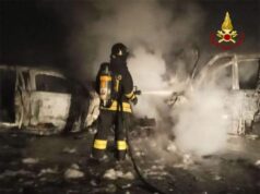 Auto e pullmino a fuoco dopo uno scontro nella galleria del Seminario a Carpineti