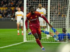 Una rete di Vaz piega il Lecce, la Roma vince 1-0 e aggancia la Juve