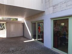 Vandalismo all’Eighth Day Bar: la risposta di Cavriago è un “noi” che si prende cura