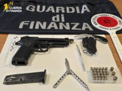 La Finanza sequestra diverse armi che un 50enne residente nel parmense trasportava sul suo veicolo
