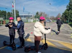 Con “monopattino itinerante” ripartono le lezioni di educazione stradale della Polizia locale reggiana