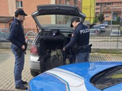 Vende abiti contraffatti nel parcheggio del cimitero di Sassuolo: denunciato