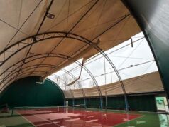 Il vento scoperchia il campo da tennis del Centro Menotti a Spezzano