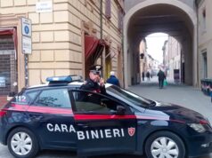 Imola: dopo un colpo in profumeria aggrediscono i carabinieri. Arrestato uno degli autori