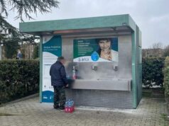 Con le casette dell’acqua guadagna l’ambiente: nel 2025 ad Albinea risparmiate 566.667 bottiglie di plastica