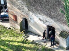 Tra Bibbiano e Campegine carabinieri con droni e unità cinofile setacciano anche i campi nomadi