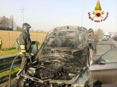 Auto praticamente distrutta da un incendio sulla A1 nel modenese