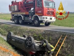 Auto cappottata in un fossato a Castelfranco: salvi il conducente e il suo cane