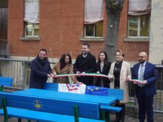 Alle scuole elementari Carducci di Bologna l’inaugurazione della panchina europea dedicata a Marco Biagi
