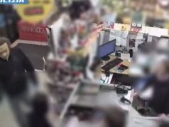 Rapinatore con maschera in silicone incastrato da dipendente, arrestato a Roma