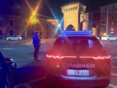 Bologna, strappa lo Smartphone dalle mani di una ragazza e scappa