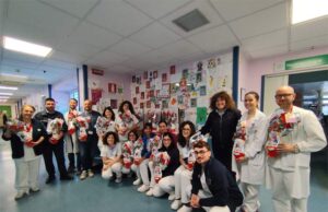Carpi, gli autisti SETA e il Team Enjoy regalano un sorriso ai bambini della Pediatria e della Neuropsichiatria Infantile e dell’Adolescenza