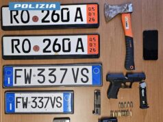 Un’ascia e una pistola con munizioni trovate in una roulotte di un campo nomadi a Reggio Emilia