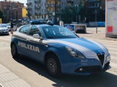 Notato da una Volante mentre tenta la fuga dopo aver rubato in un centro commerciale reggiano