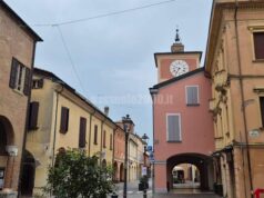 Rubiera: la moglie viene licenziata, lui minaccia il ristoratore con un coltello e gli squarcia le gomme. Denunciato