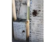 Reggio Emilia, escrementi su monumento caduti di Villa Bagno