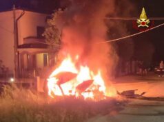 Reggiolo: schianto notturno contro auto in sosta, vettura in fiamme e conducente ferito