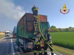 Incendio del rimorchio di un camion lungo la SP5 a Camposanto